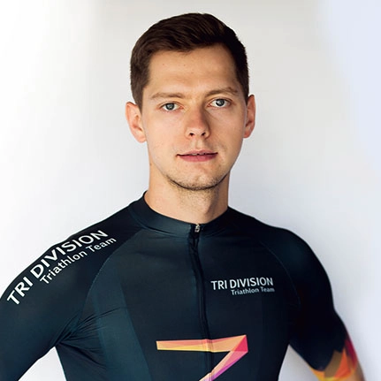 Mechanik przeprowadza bike fitting – klient na rowerze, sprawdzane ustawienie siodła, kierownicy i pedałów, analiza pozycji kolan i bioder.