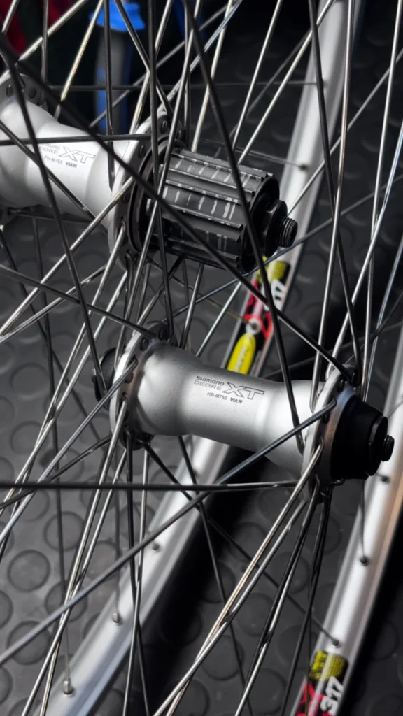 Gotowe koła rowerowe z piastami Deore XT, obręczami Mavic i szprychami Sapim – proste, sztywne i idealnie wycentrowane