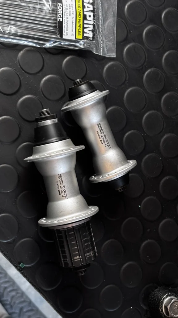 Piasta Shimano Deore XT podczas składania koła rowerowego – precyzyjne centrowanie i napięcie szprych